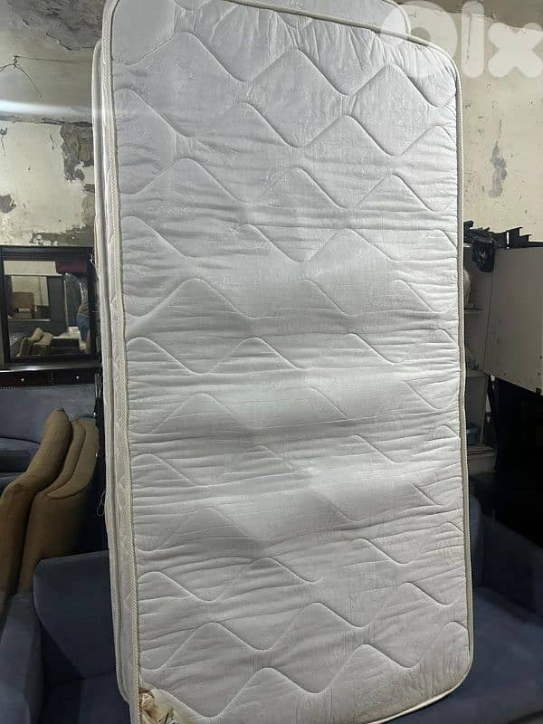 تخوت ماليزي خشب زان عدد 3 مع فرشات اسفنج شبه جديد 2