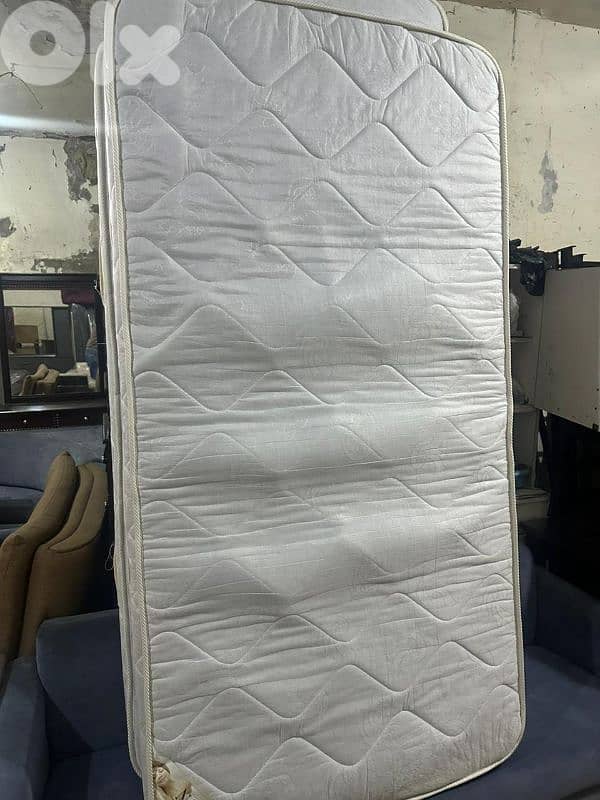 تخوت ماليزي خشب زان عدد 3 مع فرشات اسفنج شبه جديد 4