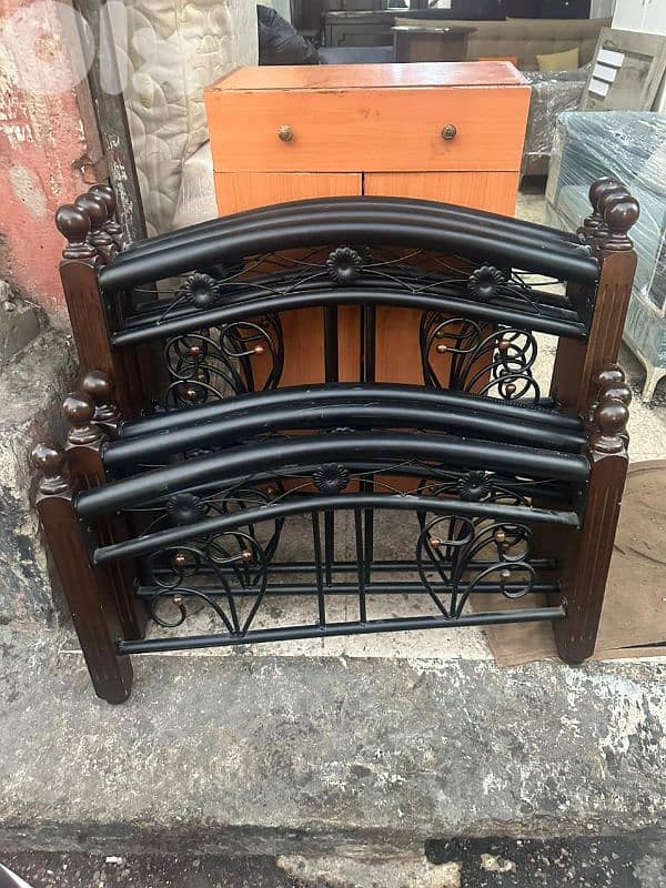 تخوت ماليزي خشب زان عدد 3 مع فرشات اسفنج شبه جديد 5