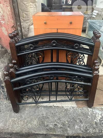 تخت مفرد ونص خشب زان جيرسي تقيل خشب سميك مع فرشة اسفنج شبه جديد