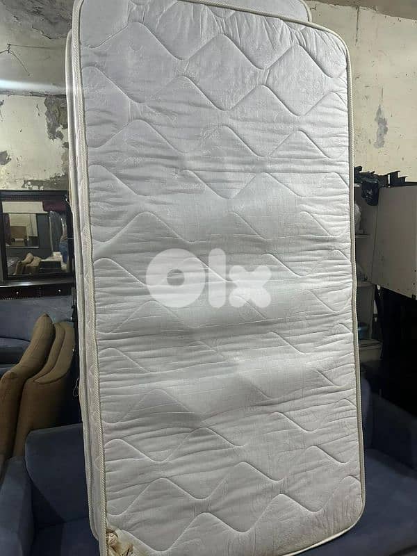 تخت مفرد ونص خشب زان جيرسي تقيل خشب سميك مع فرشة اسفنج شبه جديد 1