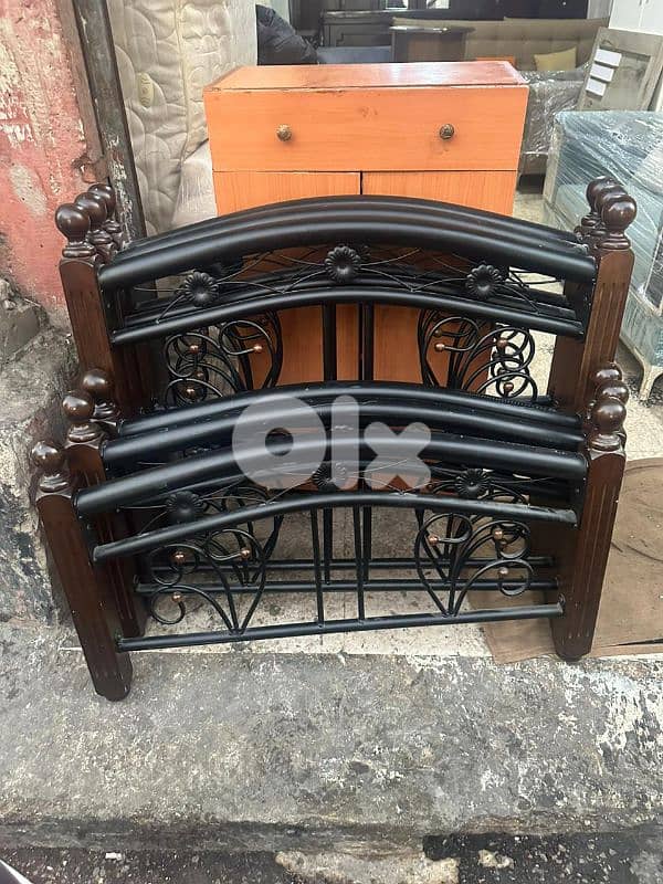 تخت مفرد ونص خشب زان جيرسي تقيل خشب سميك مع فرشة اسفنج شبه جديد 3