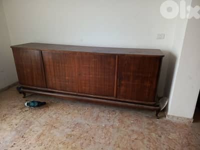 درسوار  و طاوله سفرا  و٨كراسي