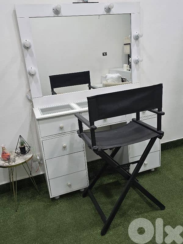 Vanity with chair 0
