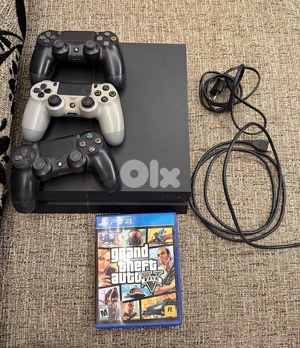 PS4 + 3 controllers + GTA V 0