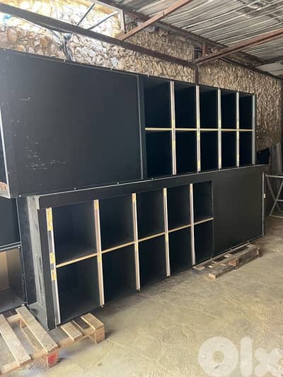 ٤ خزاين خشب/رفوف