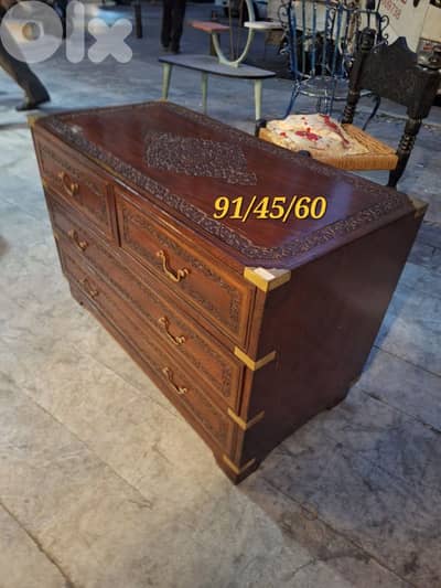 كومود او طاولة مع جوارير خشب ورد انتيك مميزة ناعمة جدا