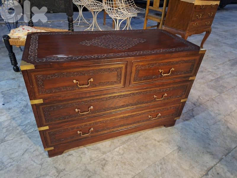 كومود او طاولة مع جوارير خشب ورد انتيك مميزة ناعمة جدا 1