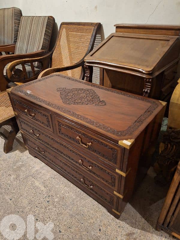 كومود او طاولة مع جوارير خشب ورد انتيك مميزة ناعمة جدا 2