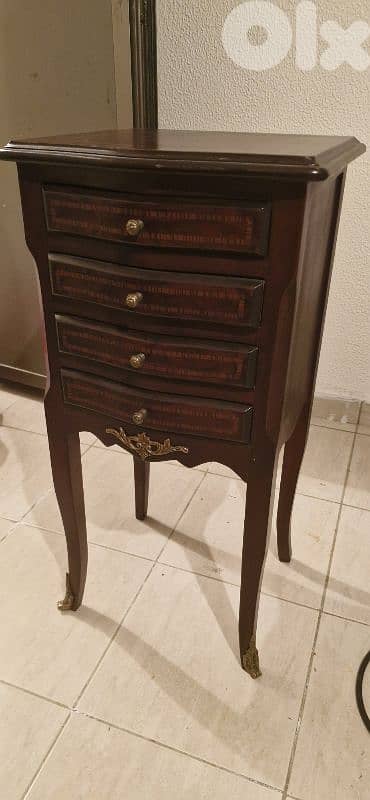 Antique_Table And Vase