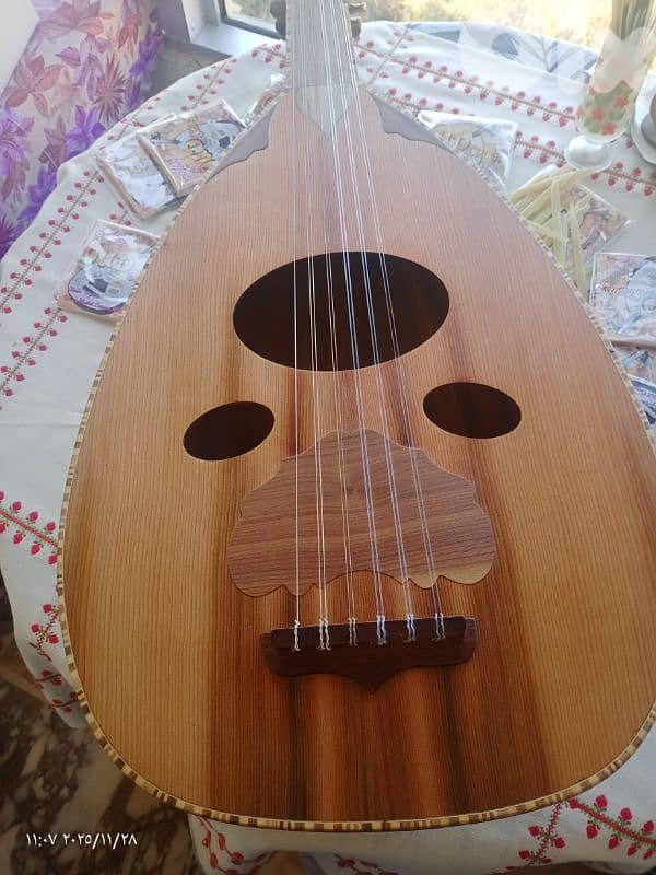 عود جميل جدا ممتاز  بسعر مناسب ومخفض جدا انتزوا الفرصة 10