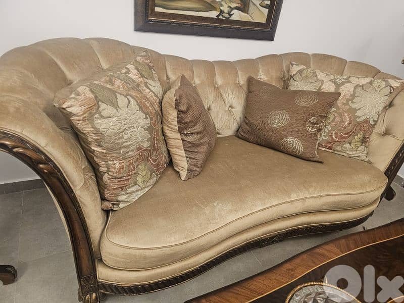 Very Good Condition Salon 4