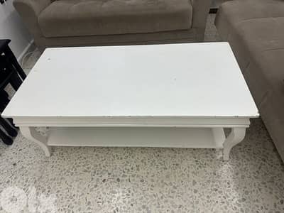 طاولة نص لصالون كتير مرتبة وحلوة