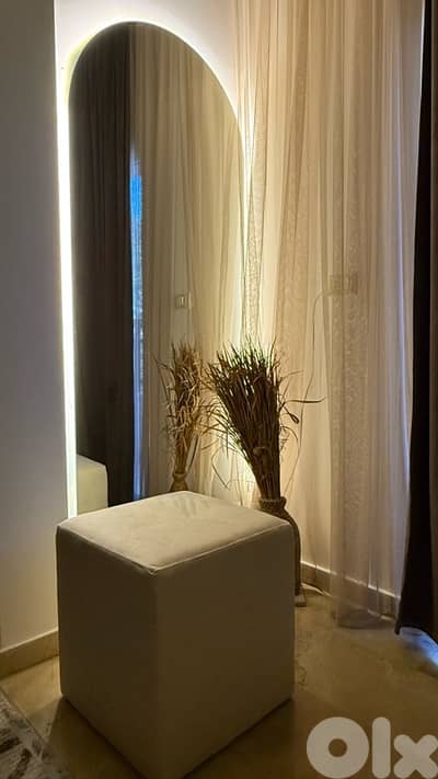 LED Mirror – Warm Yellow Light | مراية LED بضوء أصفر دافئ