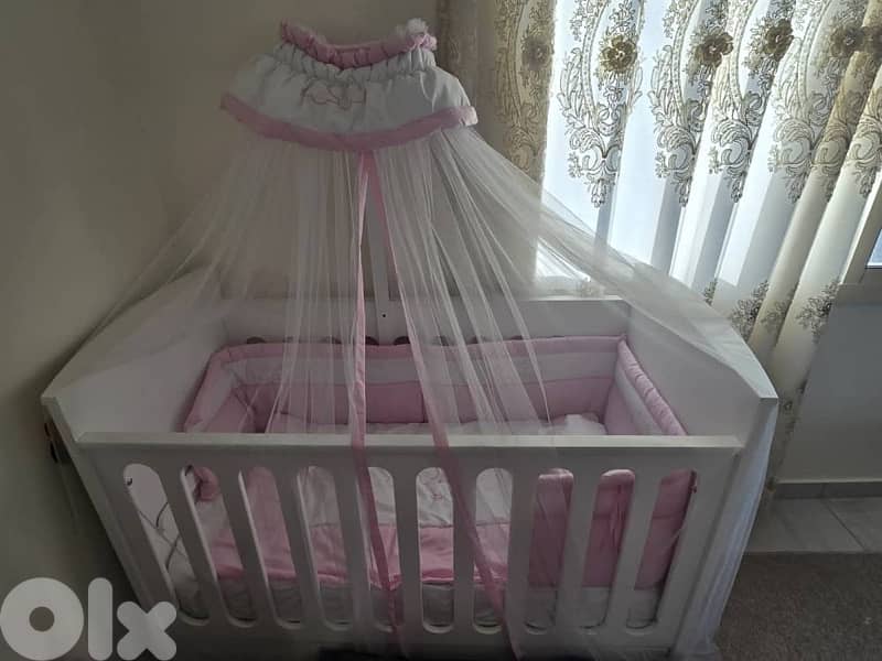 سرير بيبي بحالة ممتازة مع ناموسية كاملة 0