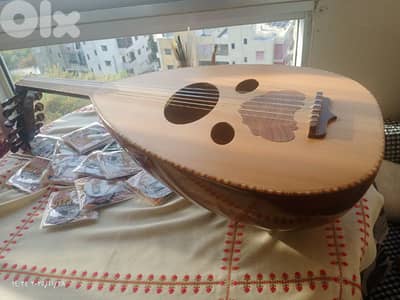 عود  بسعر 110$ فقط مع شنطة وريش