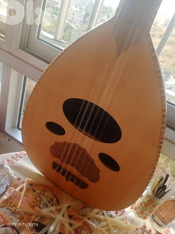 عود  بسعر 110$ فقط مع شنطة وريش 3