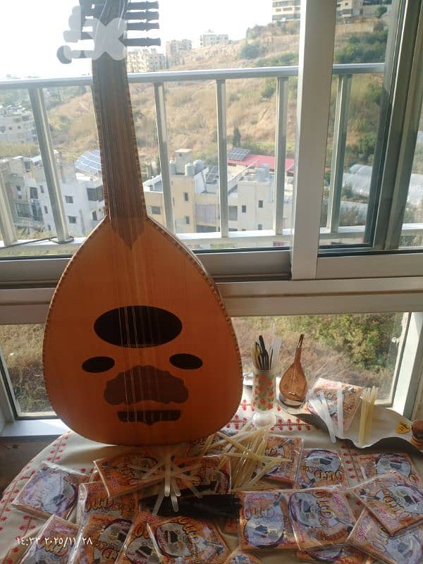 عود  بسعر 110$ فقط مع شنطة وريش 4