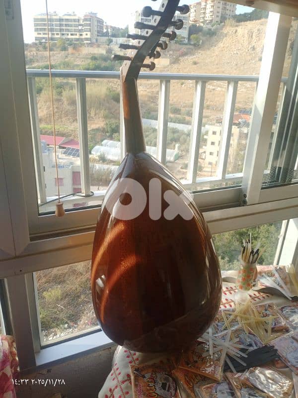 عود  بسعر 110$ فقط مع شنطة وريش 6