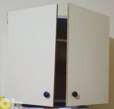 خزانة  مطبخ  نضيف طول ٦٠  عرض  ٧٠  غمق ٣٢  بيروت ٣٠ دولار     ٠٣٧٢٣٨٩٥