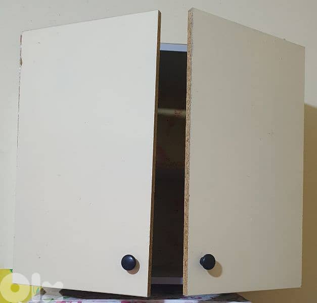 خزانة  مطبخ  نضيف عدد ١ طول ٦٠ عرض٧٠  غمق ٣٢  بيروت ٣٠ دولار  ٠٣٧٢٣٨٩٥ 0