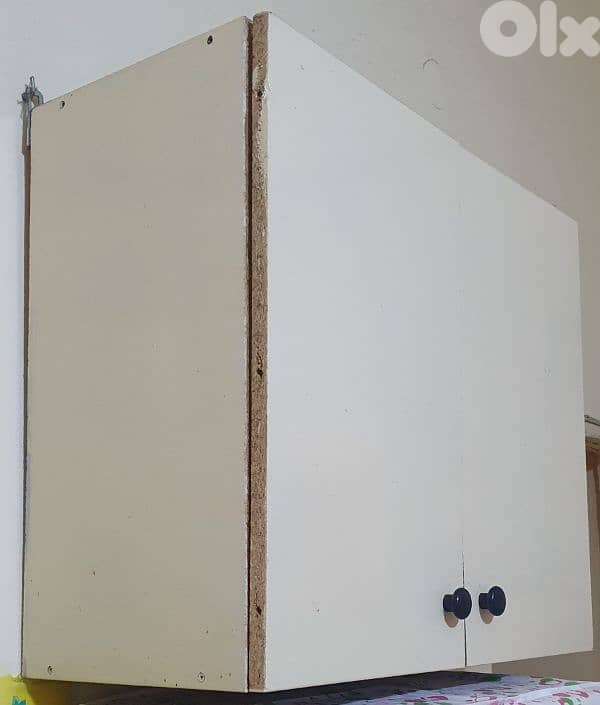 خزانة  مطبخ  نضيف عدد ١ طول ٦٠ عرض٧٠  غمق ٣٢  بيروت ٣٠ دولار  ٠٣٧٢٣٨٩٥ 1