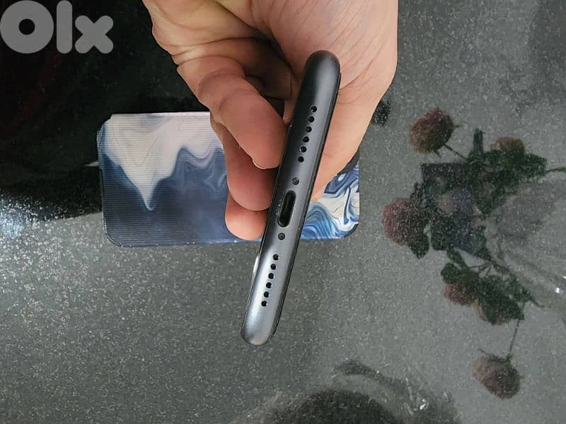 iphone 11 128gb broken back 4