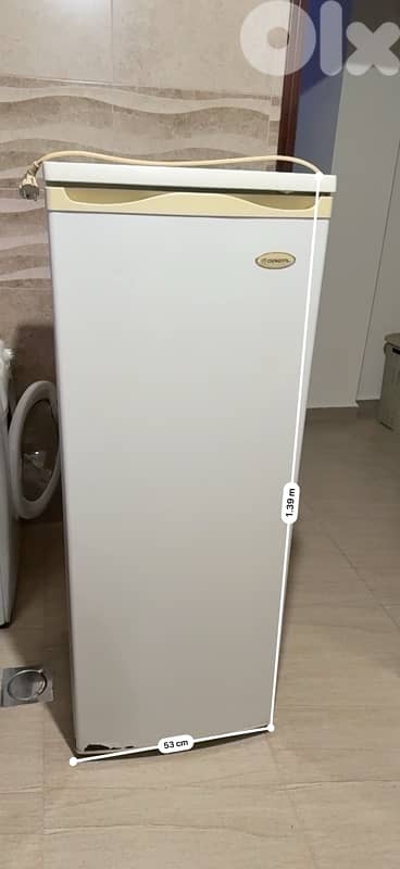 GENERAL Refrigerator With a Small Freezer 0