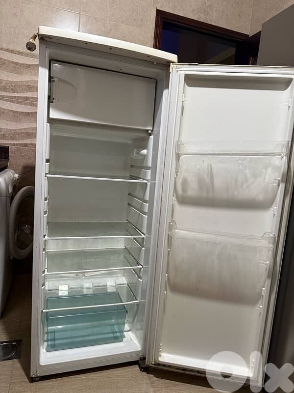 GENERAL Refrigerator With a Small Freezer 1