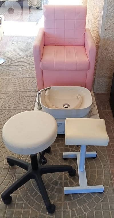 معدات مانيكور وباديكور كاملة بحالة ممتازة – جاهزة للعمل