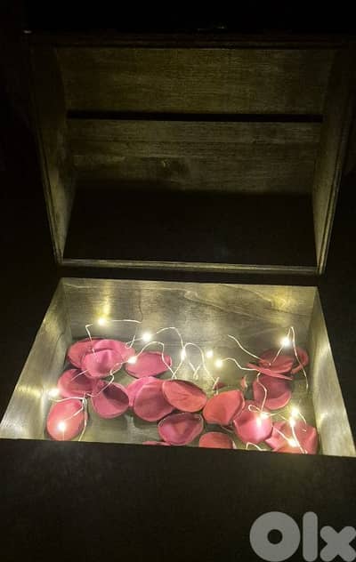 Vintage Wooden Box With Lights & Rose Petals)