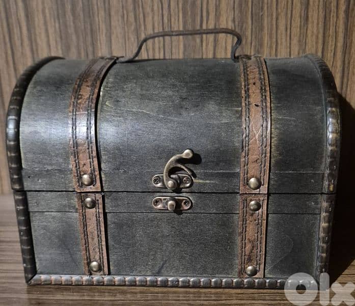 Vintage Wooden Box With Lights & Rose Petals) 1