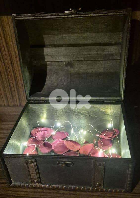 Vintage Wooden Box With Lights & Rose Petals) 2