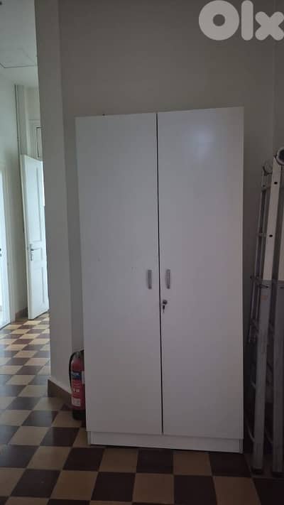 Large White Storage Cabinet with Lock – Excellent Condition