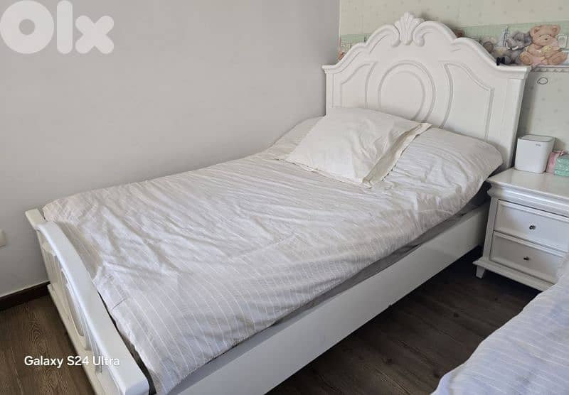 2 beds + 1 nighstand 1