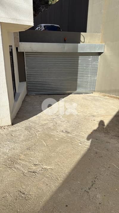 مستودع للاجار او للبيع كفرحباب غزير 600م علو5m على الطريق العام