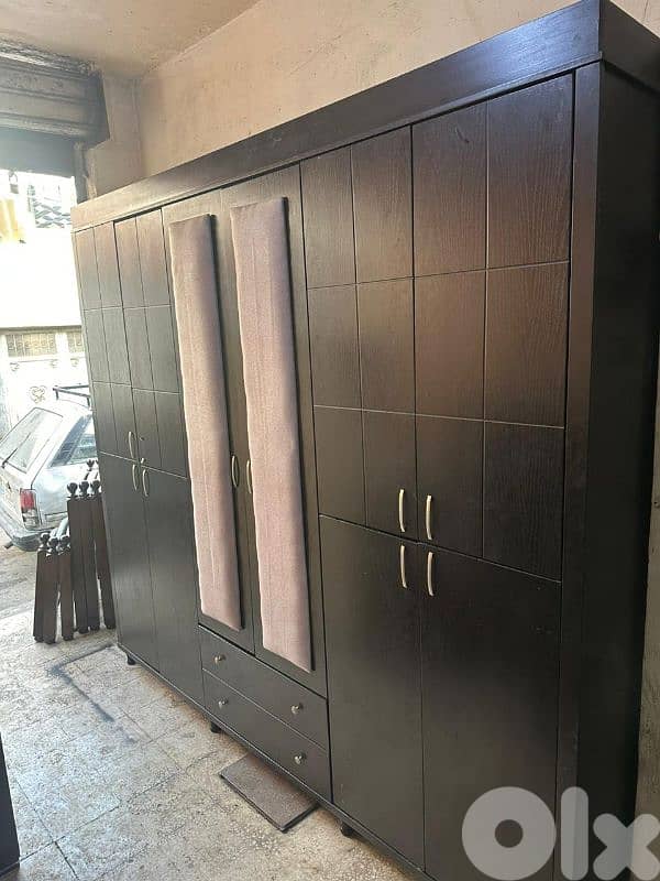 اوضة نوم عشر درف تخت مجوز مع فرشة اسفنج كتير مرتبة ونظيفة 0