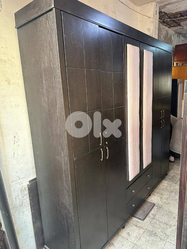 اوضة نوم عشر درف تخت مجوز مع فرشة اسفنج كتير مرتبة ونظيفة 1