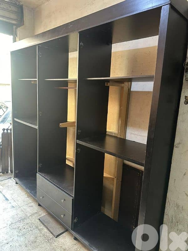 اوضة نوم عشر درف تخت مجوز مع فرشة اسفنج كتير مرتبة ونظيفة 4