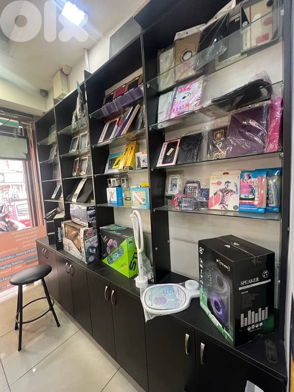 خزاين + رفوف مع  قزازاتن+ مكاتب+ ستاند مع تعاليق 0