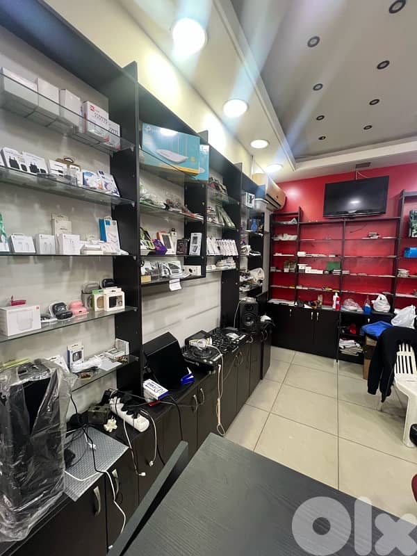 خزاين + رفوف مع  قزازاتن+ مكاتب+ ستاند مع تعاليق 1