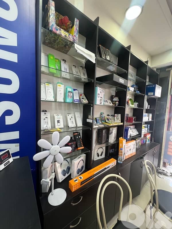 خزاين + رفوف مع  قزازاتن+ مكاتب+ ستاند مع تعاليق 2