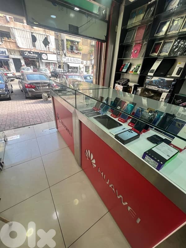 خزاين + رفوف مع  قزازاتن+ مكاتب+ ستاند مع تعاليق 3