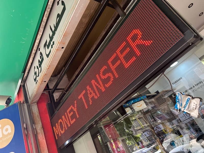 خزاين + رفوف مع  قزازاتن+ مكاتب+ ستاند مع تعاليق 5