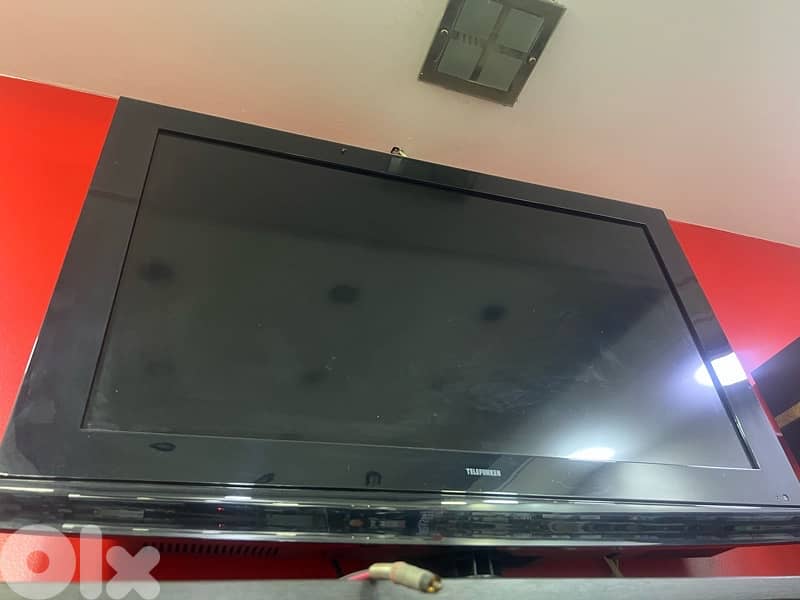 خزاين + رفوف مع  قزازاتن+ مكاتب+ ستاند مع تعاليق 7