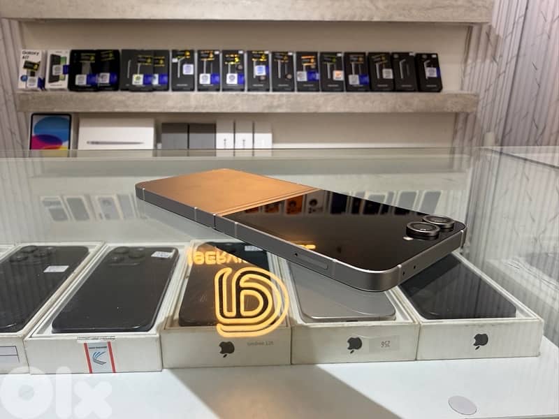 Samsung Z Flip 6 256Gb  Very Clean Condition: - Mint Condition 4