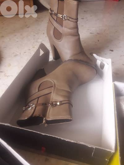 شروة تياب واحذية حوالي ٦٠ قطعة