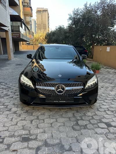 Mercedes C 300 2019 black on black (clean carfax)