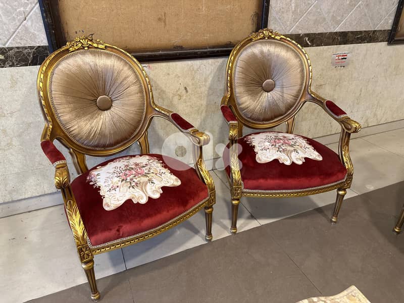 طقم كنبايات ستيل حفر خشب زان مصري ملبس ورق دهب خمس قطع وطاولة 2