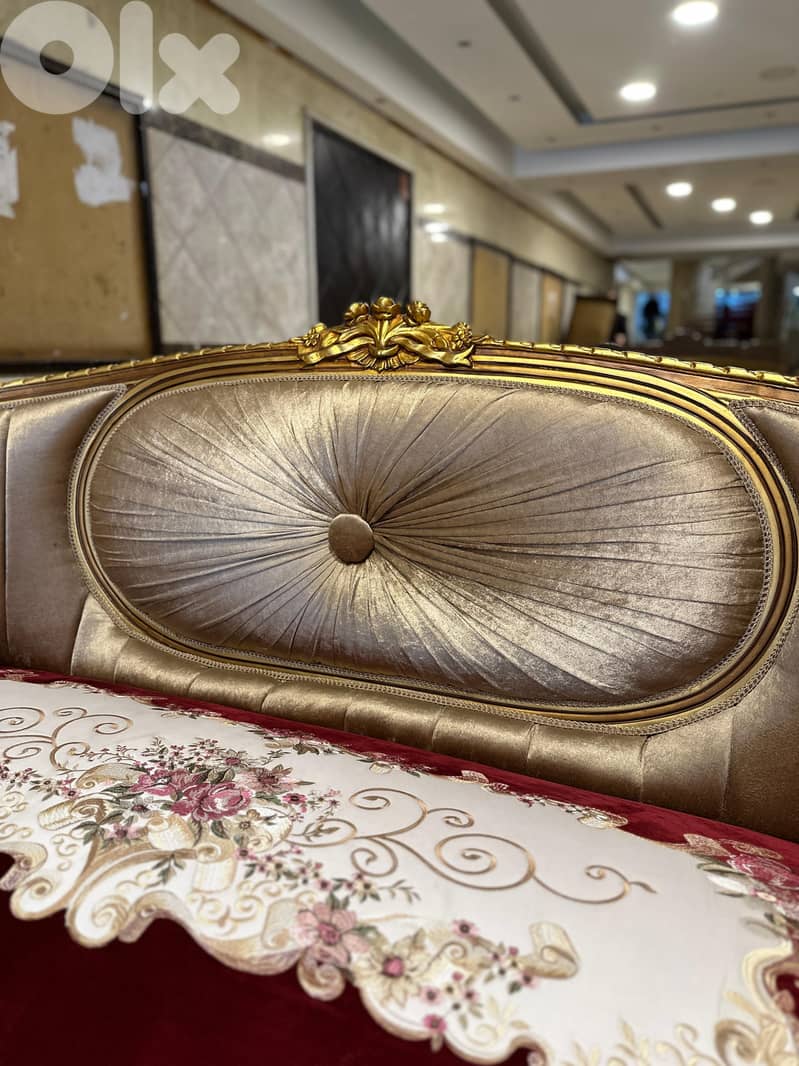 طقم كنبايات ستيل حفر خشب زان مصري ملبس ورق دهب خمس قطع وطاولة 3